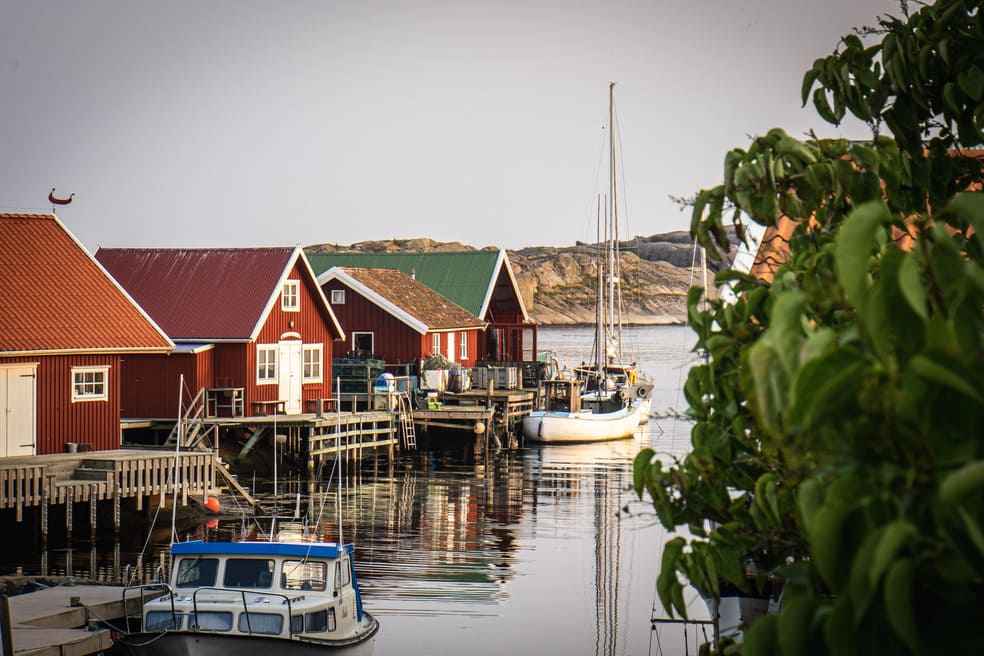 Skandinavische Fischerhäuser mit Booten