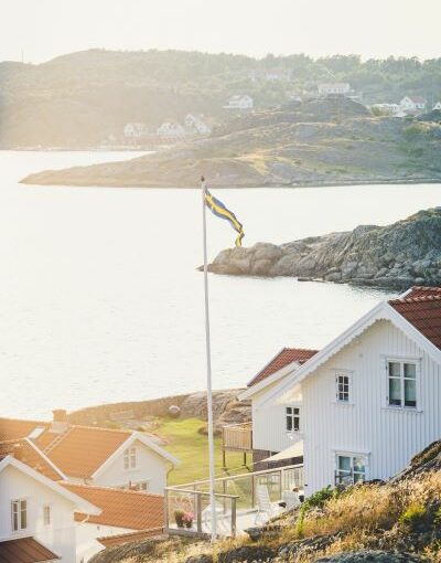 Schwedische Häuser an einer felsigen Küsten