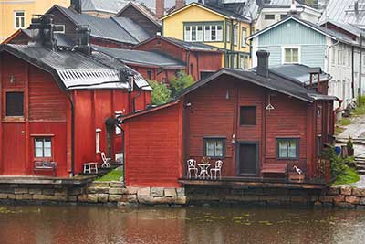 Finnische, rote Häuser am Wasser