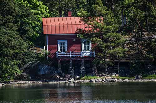 Rotes Wochenendhaus am See