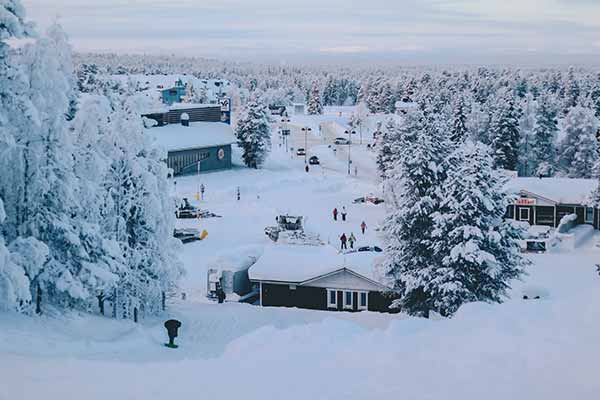 Winterliches Dorf in Lappland