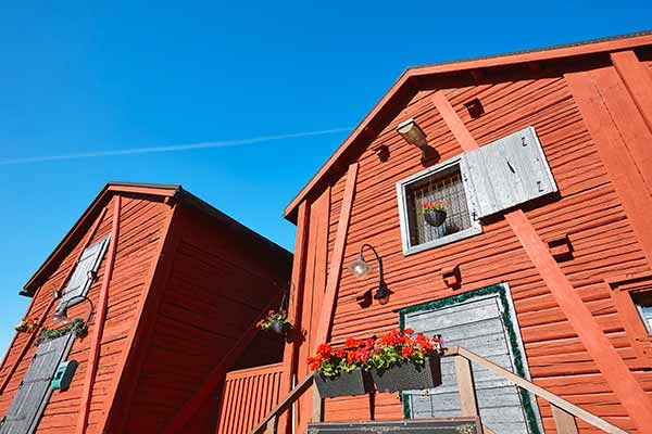 Traditionelle rote, finnische Häuser